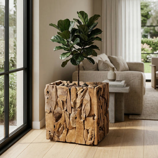 “Teak plantenbak met groene plant in modern Scandinavisch interieur met natuurlijke materialen en warme tinten”