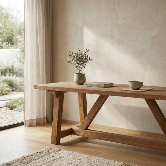 “Teakhouten bijzettafel in modern Scandinavisch interieur met klein plantje en warme neutrale tinten”