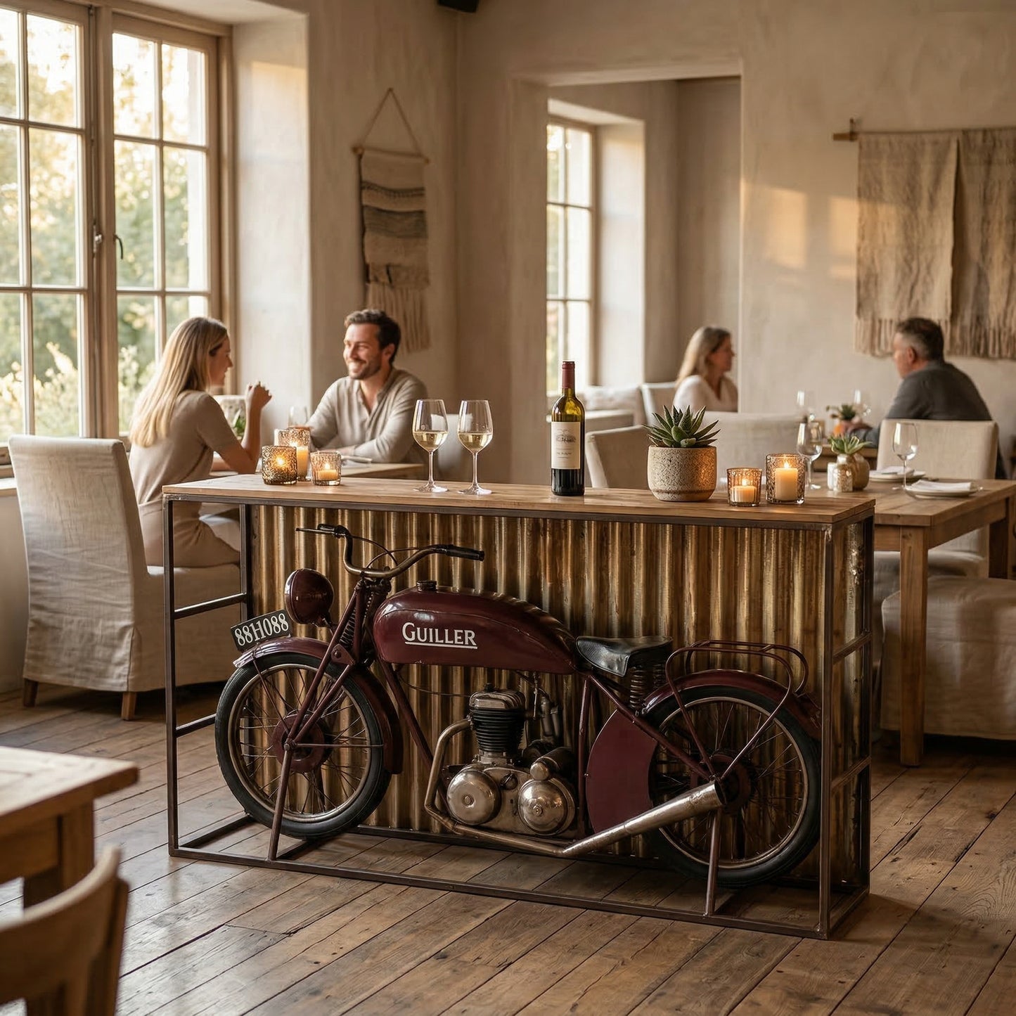 “Vintage scooterbar in modern interieur met warme neutrale tinten en minimalistische styling”