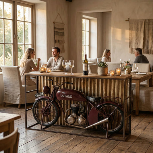 “Vintage scooterbar in modern interieur met warme neutrale tinten en minimalistische styling”