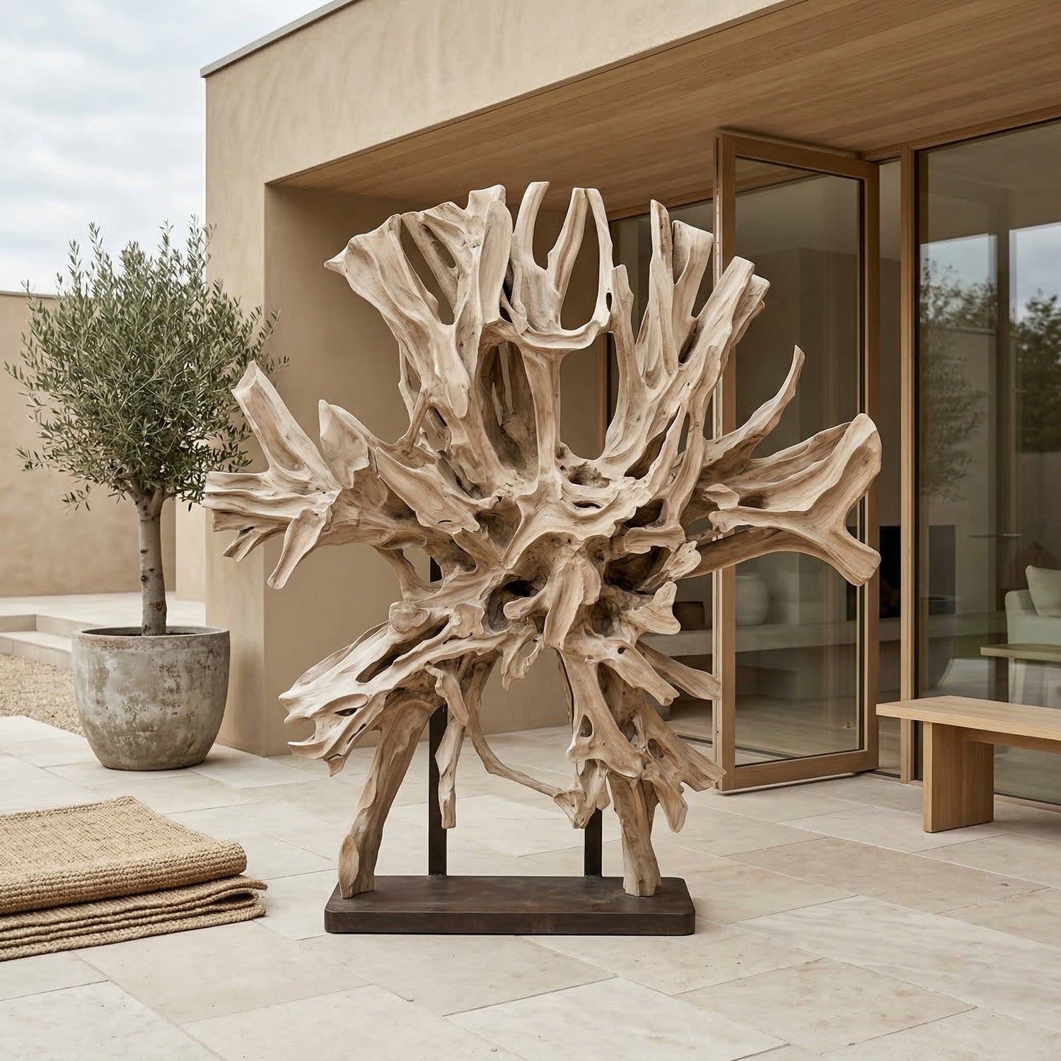 Teakhouten ornament in modern Scandinavisch interieur met natuurlijke materialen en warme, neutrale tinten