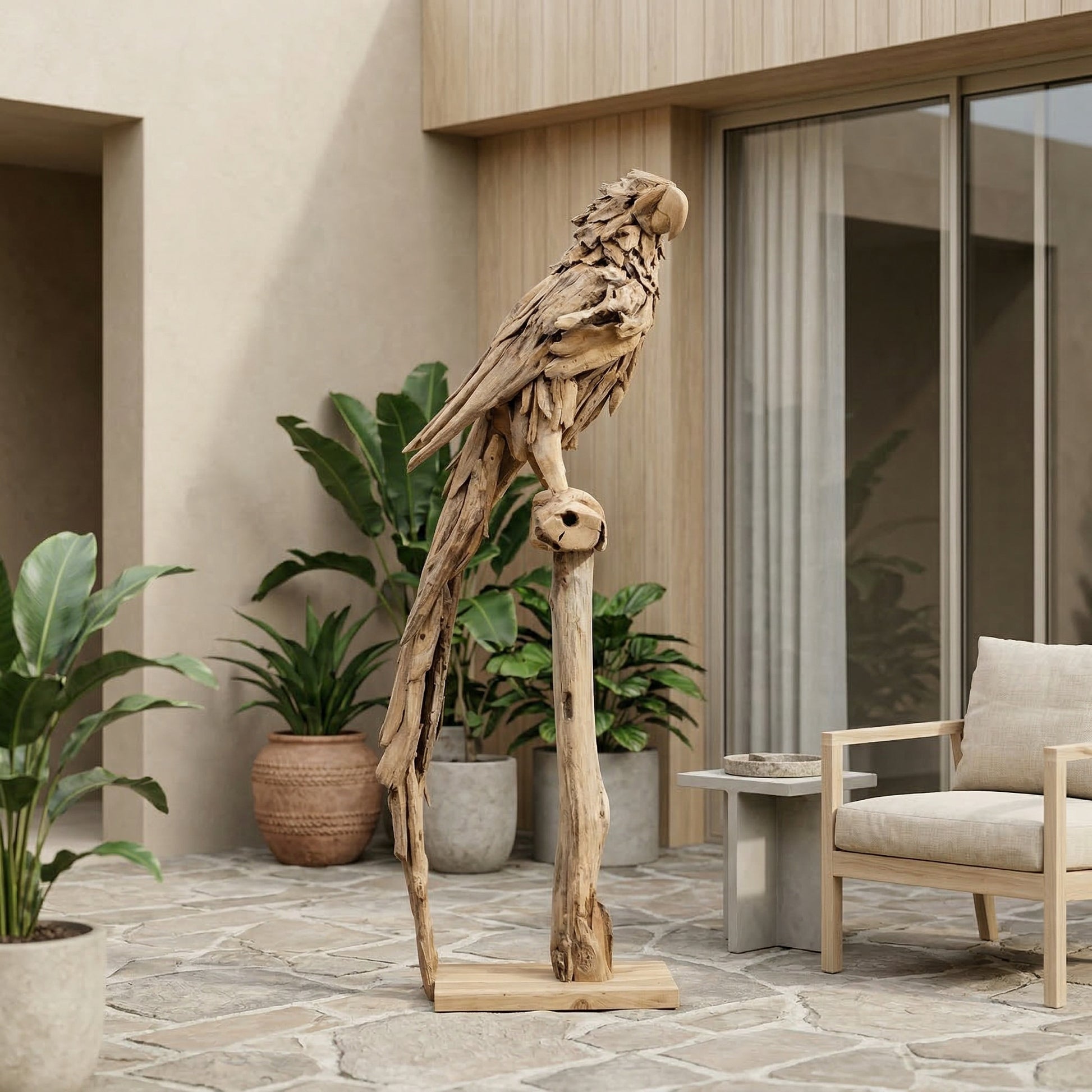 “Teakhouten dierensculptuur in modern interieur met natuurlijke materialen en warme neutrale tinten”