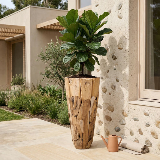 “Teak plantenbak met groene plant in modern Scandinavisch interieur met natuurlijke materialen en warme tinten”