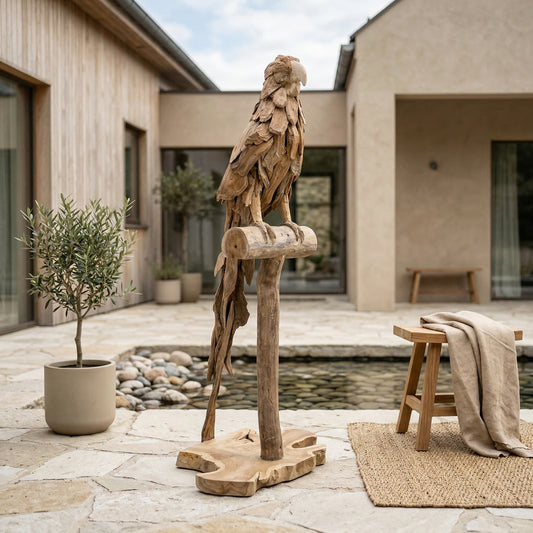 “Teakhouten dierensculptuur in modern interieur met natuurlijke materialen en warme neutrale tinten”