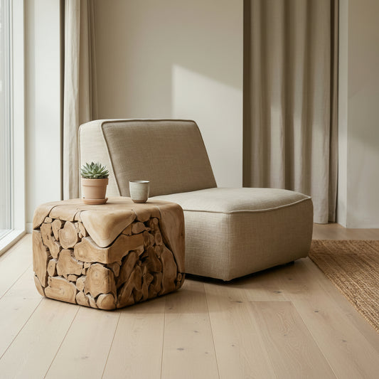 Teakhouten bijzettafel in modern Scandinavisch interieur met klein plantje en warme neutrale tinten”