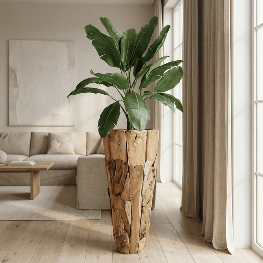 “Teak plantenbak met groene plant in modern Scandinavisch interieur met natuurlijke materialen en warme tinten”
