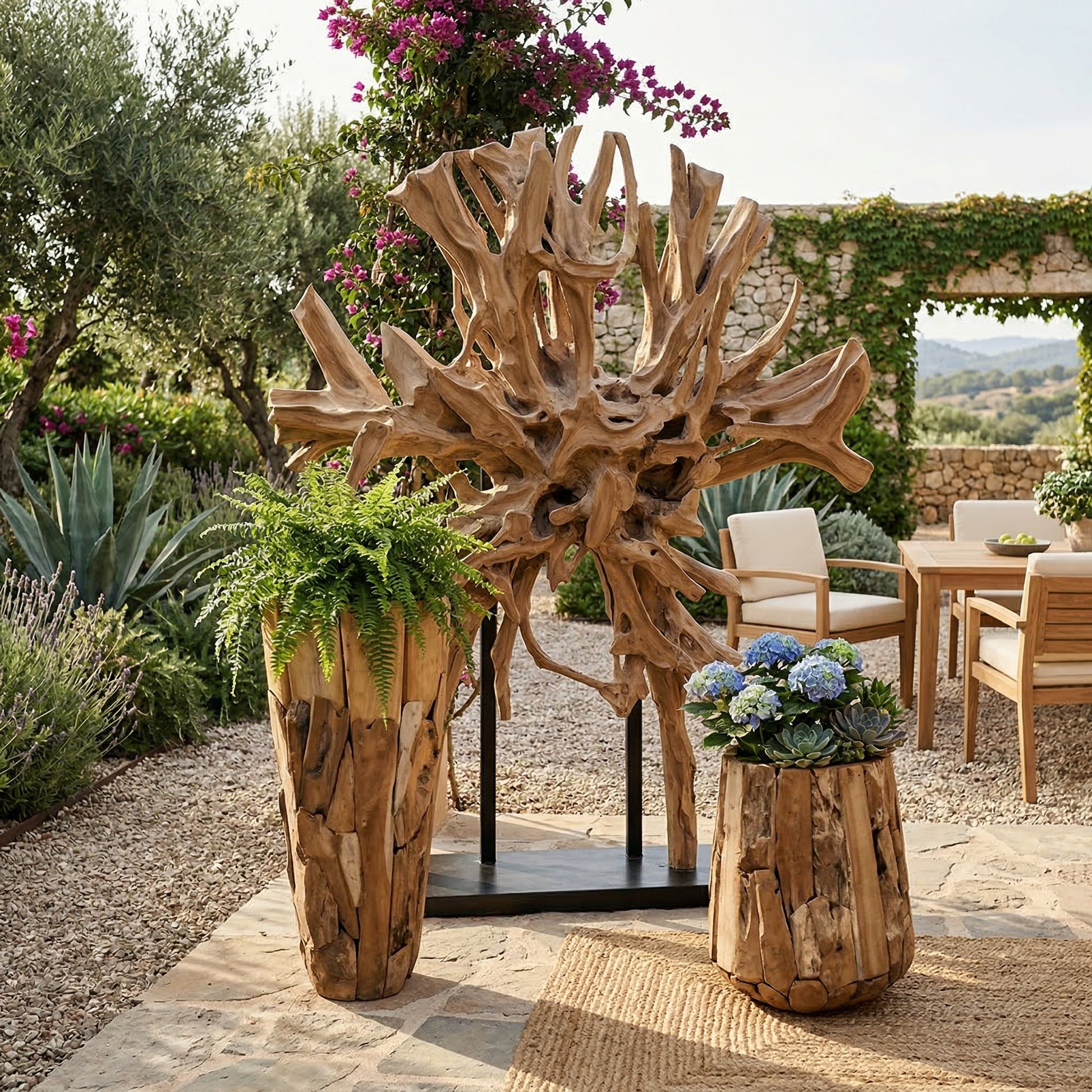 “Teak plantenbak met groene plant in modern Scandinavisch interieur met natuurlijke materialen en warme tinten”