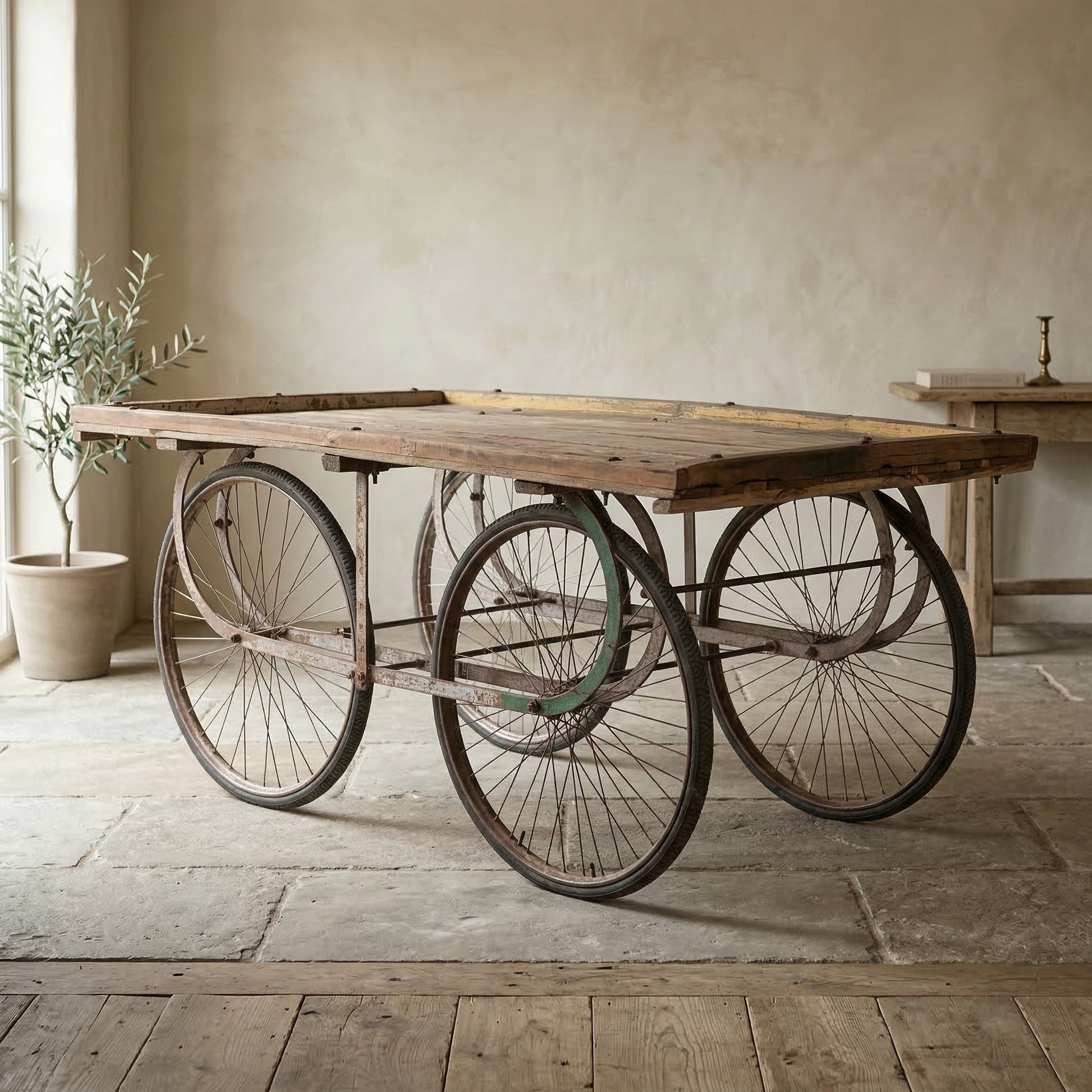 “Vintage houten kar in stijlvol interieur met natuurlijke materialen en warme neutrale kleuren”