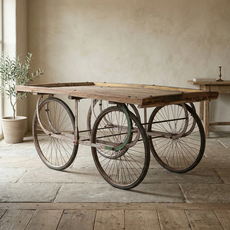 “Vintage houten kar in stijlvol interieur met natuurlijke materialen en warme neutrale kleuren”