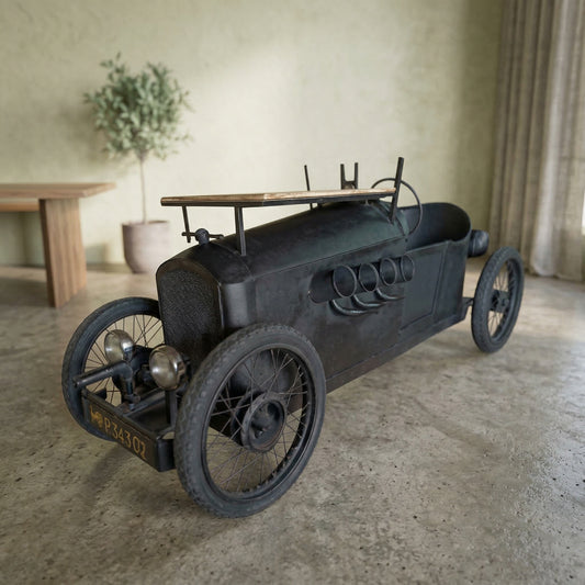 “Vintage scooterbar in modern interieur met warme neutrale tinten en minimalistische styling”