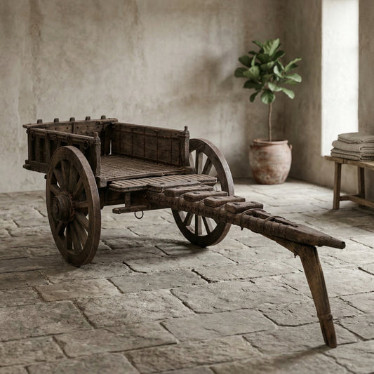 “Vintage houten kar in stijlvol interieur met natuurlijke materialen en warme neutrale kleuren”